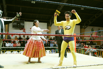 Dallas gets Ready to fight a Cholita for a clue