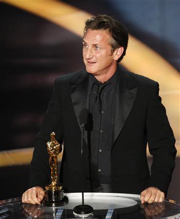 sean-penn Sean Penn accepts his Oscar for best actor for his role in "Milk" during the 81st Academy Awards in Hollywood, California February 22, 2009. REUTERS/Gary Hershorn
