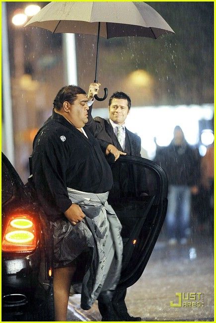 brad-pitt-umbrella-holder-08_4028